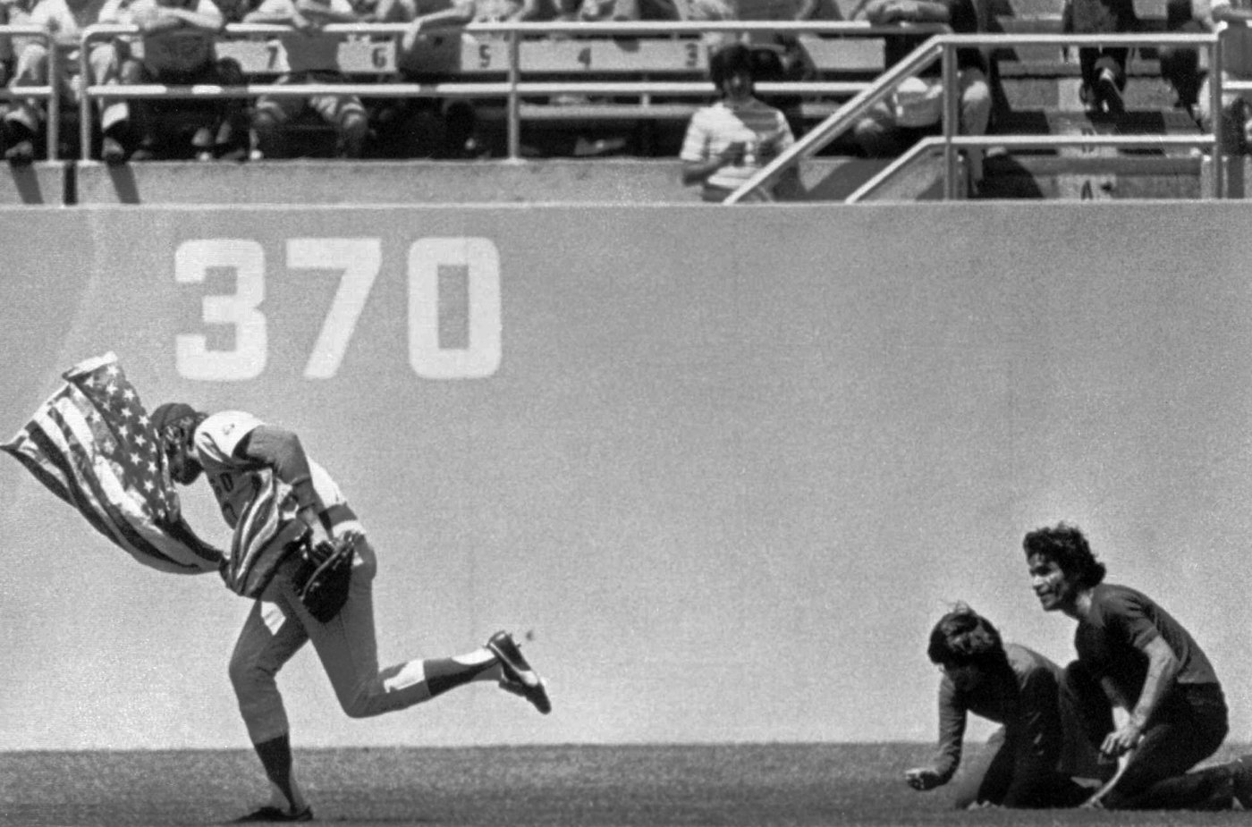 Dodgers honor Rick Monday’s dramatic 1976 flag rescue on its 50th anniversary | iNFOnews.ca