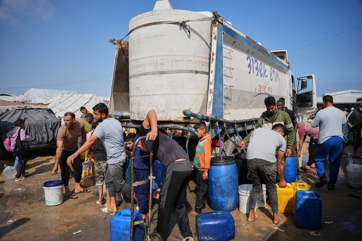 In Gaza, a desperate rush for water trucks persists more than 6 months after the ceasefire | iNFOnews.ca