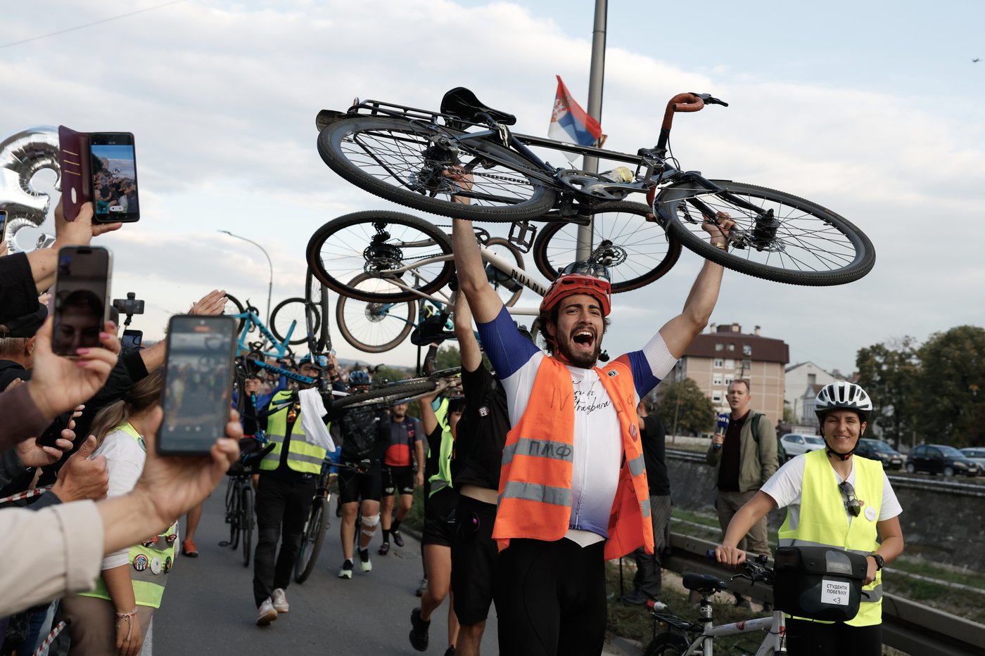 Thousands welcome cycling students in Kragujevac ahead of Serbia’s Oct. 25 election | iNFOnews.ca
