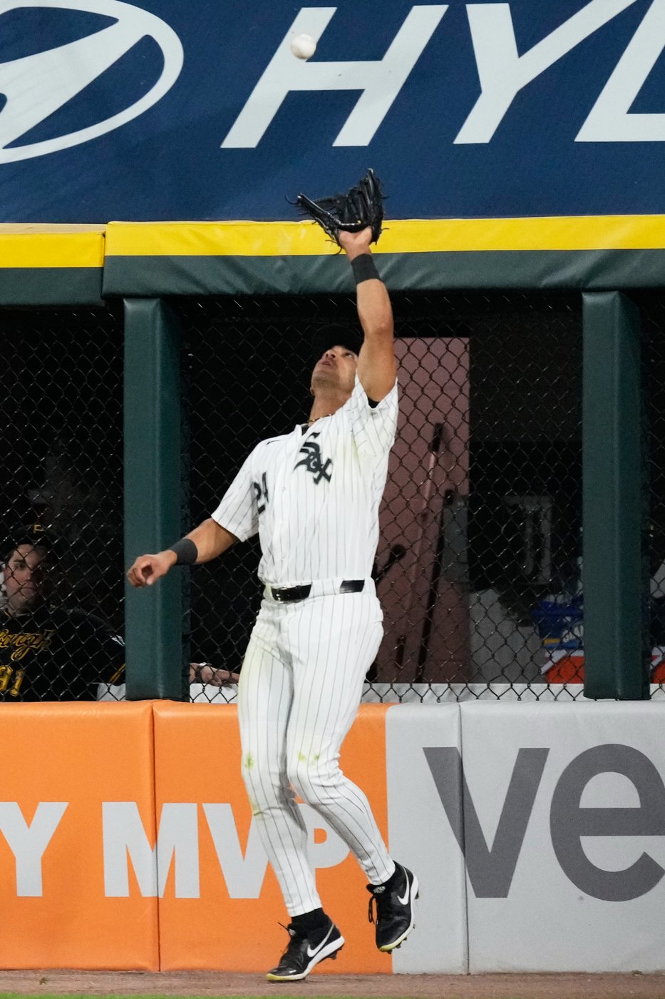 Jones, Cruz power the Pirates to a 2-0 win over the White Sox | iNFOnews.ca