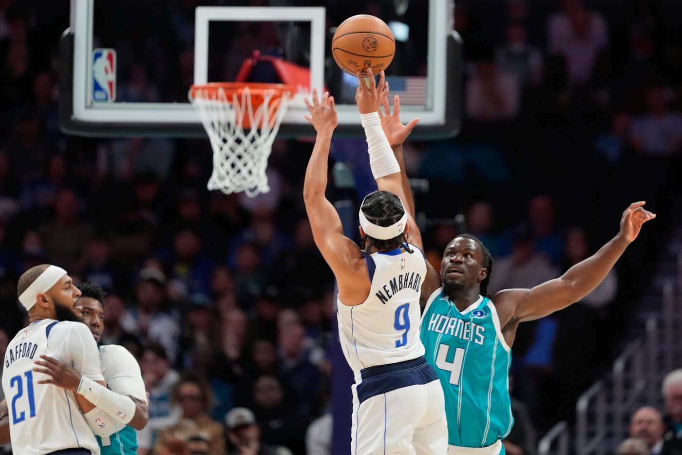 Hornets rout Mavericks 117-90 for 5th straight victory and .500 record | iNFOnews.ca Hornets rout Mavericks 117-90 for 5th straight victory and .500 record | iNFOnews.ca
