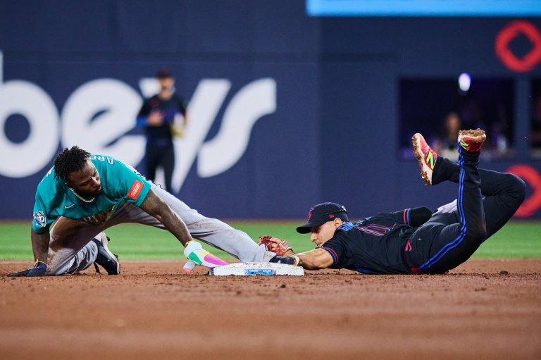 Cease shines, Jays find their offence in crushing Mariners 8-1 | iNFOnews.ca