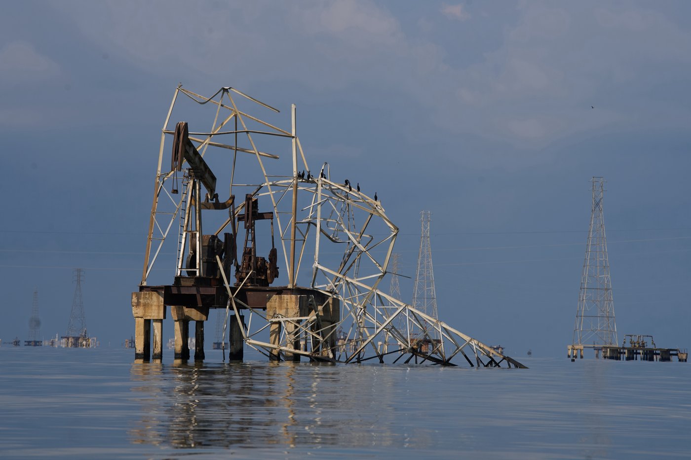 Photos show broken oil infrastructure and blackouts on Venezuela's Lake Maracaibo | iNFOnews.ca