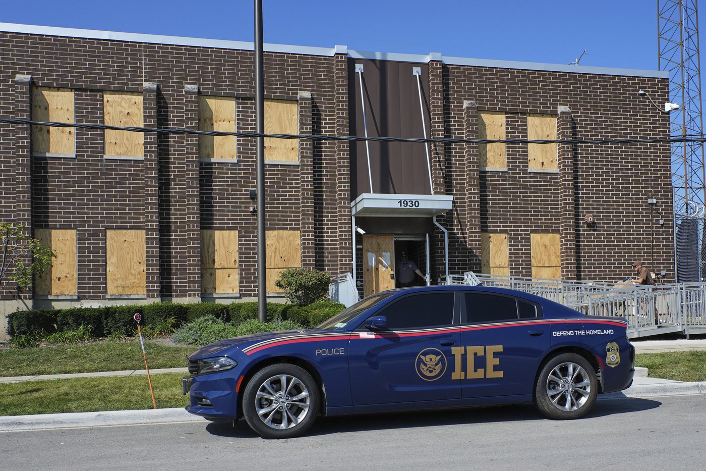 As immigration arrests spike in Chicago, activists escalate tactics to fight back | iNFOnews.ca