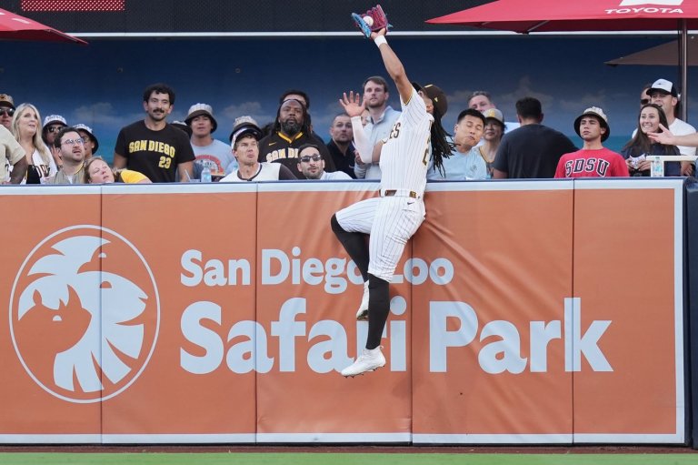Tatis makes spectacular catch to rob Devers of a 3-run home run | iNFOnews.ca