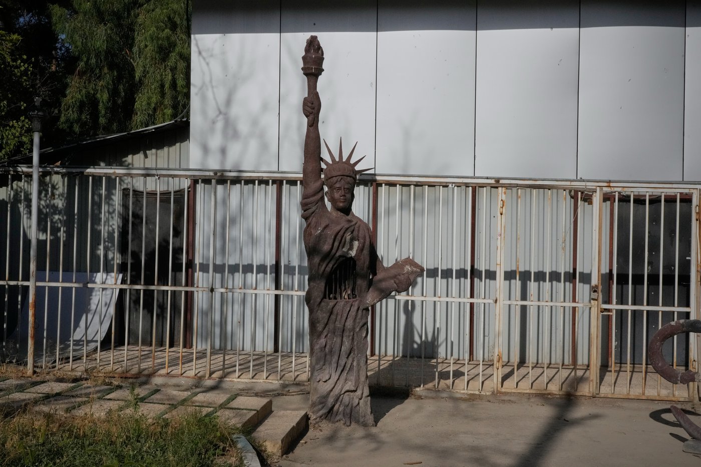 Inside Tehran's former U.S. Embassy, now an anti-American museum, in photos | iNFOnews.ca