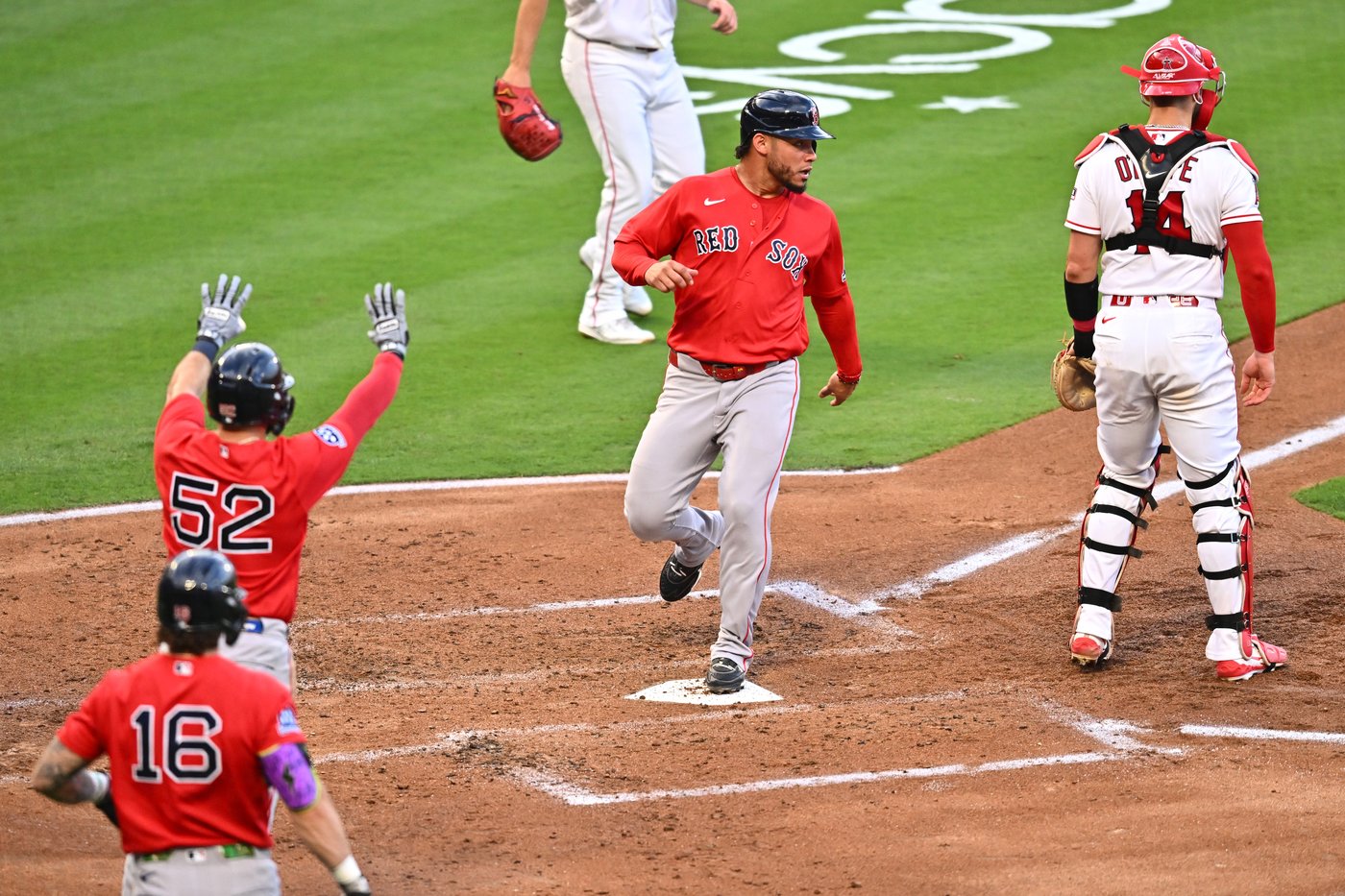 Red Sox slugger Willson Contreras offers emotional apology for role in bench-clearing incidents | iNFOnews.ca