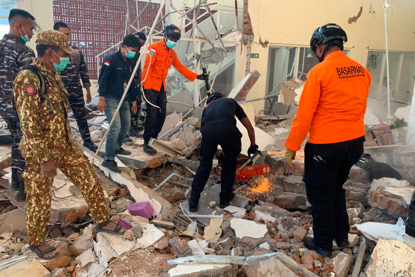 Magnitude 7.7 earthquake strikes off Indonesia's coast, killing at least 20 and toppling buildings | iNFOnews.ca Magnitude 7.7 earthquake strikes off Indonesia's coast, killing at least 20 and toppling buildings | iNFOnews.ca