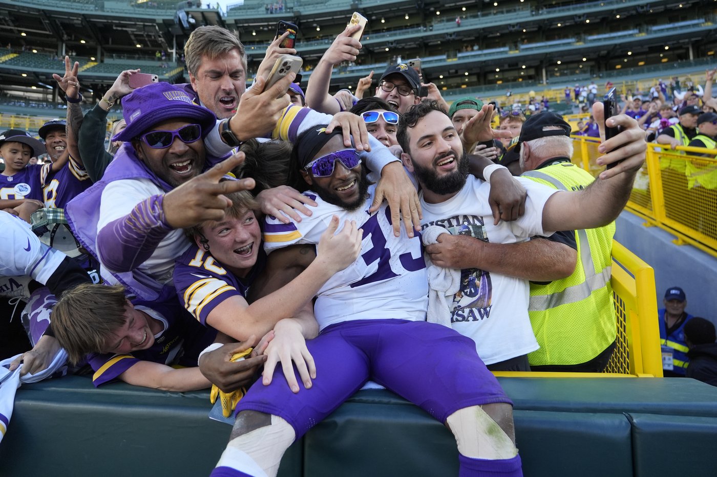 Sam Darnold and undefeated Vikings dominate first half and hang on to beat Packers 31-29 | iNFOnews.ca