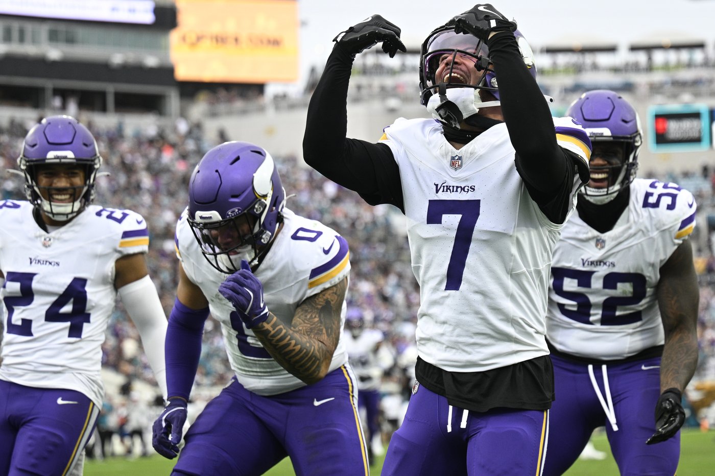 Stingy Vikings hold the clawless Jaguars to 143 yards in a 12-7 victory and improve to 7-2 | iNFOnews.ca