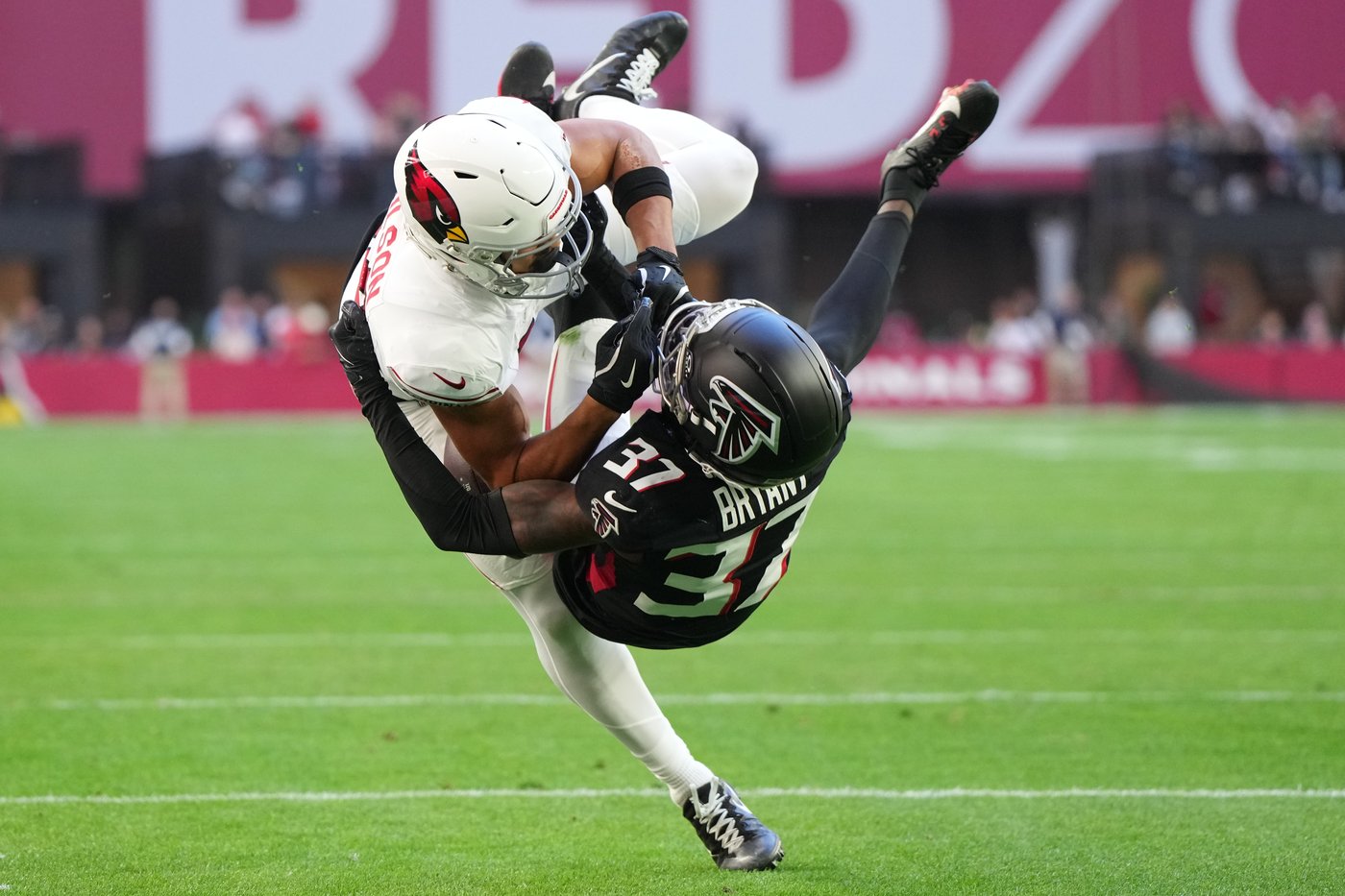 Bijan Robinson leads Falcons to 2nd straight win, 26-19 over woeful Cardinals | iNFOnews.ca