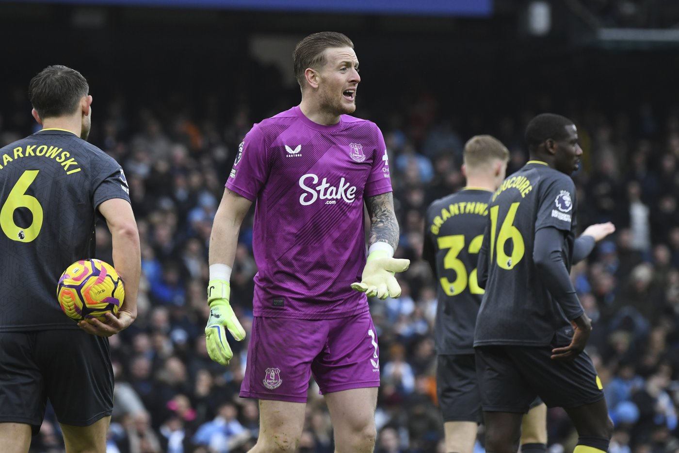 Haaland penalty failure and Fernandes red card pile on woes for City and United in Premier League | iNFOnews.ca