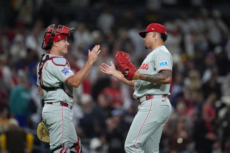 Phillies catcher J.T. Realmuto exits game vs. Dodgers with left wrist contusion after HBP | iNFOnews.ca