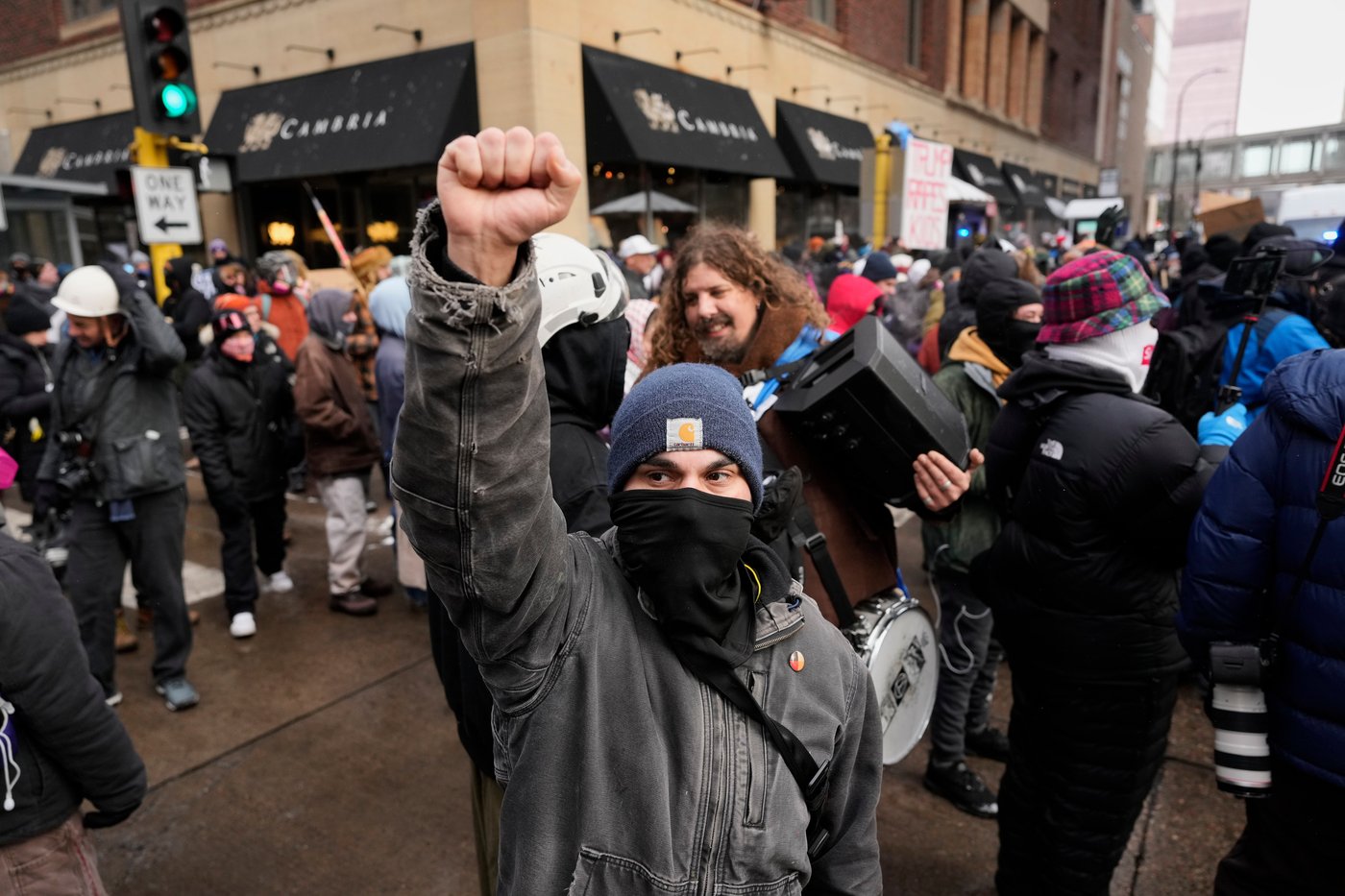 Photos show anti-ICE crowd chase off pro-ICE demonstrators from Minneapolis streets | iNFOnews.ca