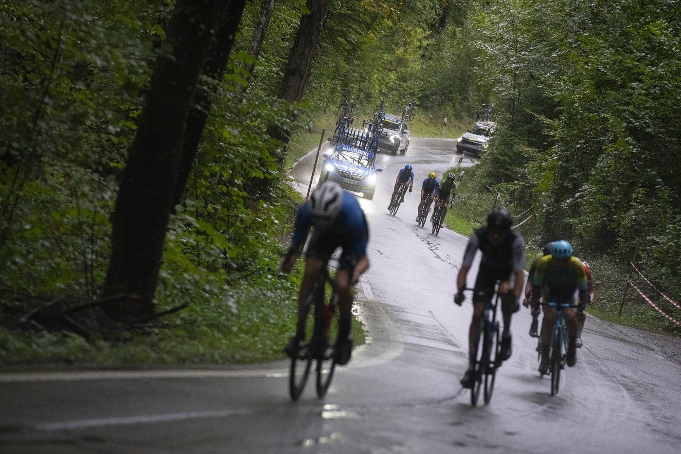Swiss cyclist sustains serious head injury in fall during women's junior road race at worlds | iNFOnews.ca Swiss cyclist sustains serious head injury in fall during women's junior road race at worlds | iNFOnews.ca