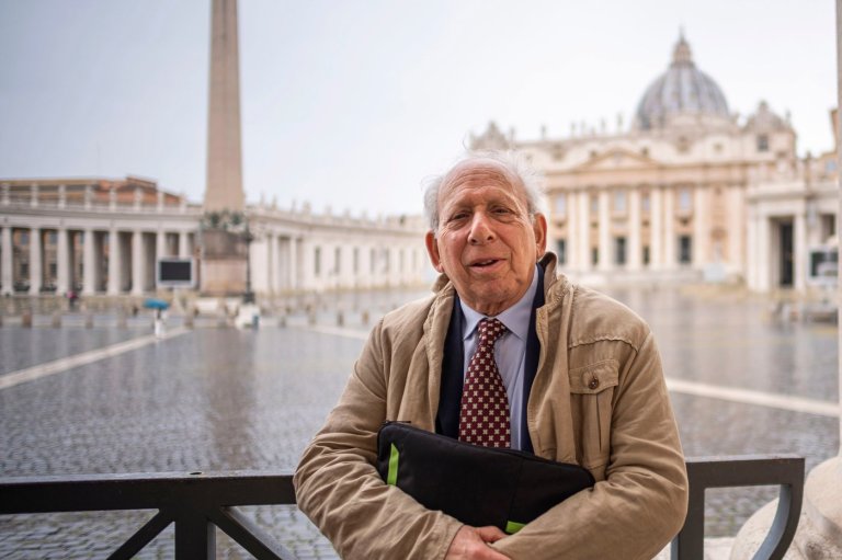 Longtime AP bureau chief Victor Simpson, who covered 5 popes, dies at 84 | iNFOnews.ca