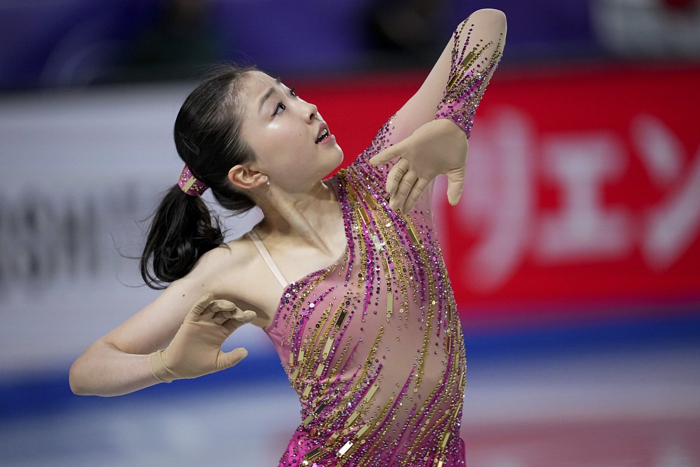 Amber Glenn takes the lead in Grand Prix Final figure skating after Kaori Sakamoto falls | iNFOnews.ca