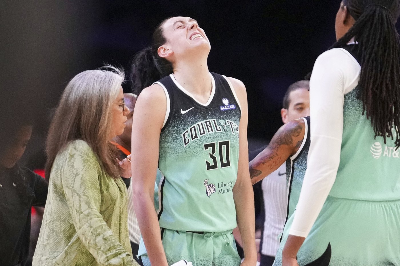 Breanna Stewart has MRI on her left knee, injured in Game 1 win, AP source says | iNFOnews.ca