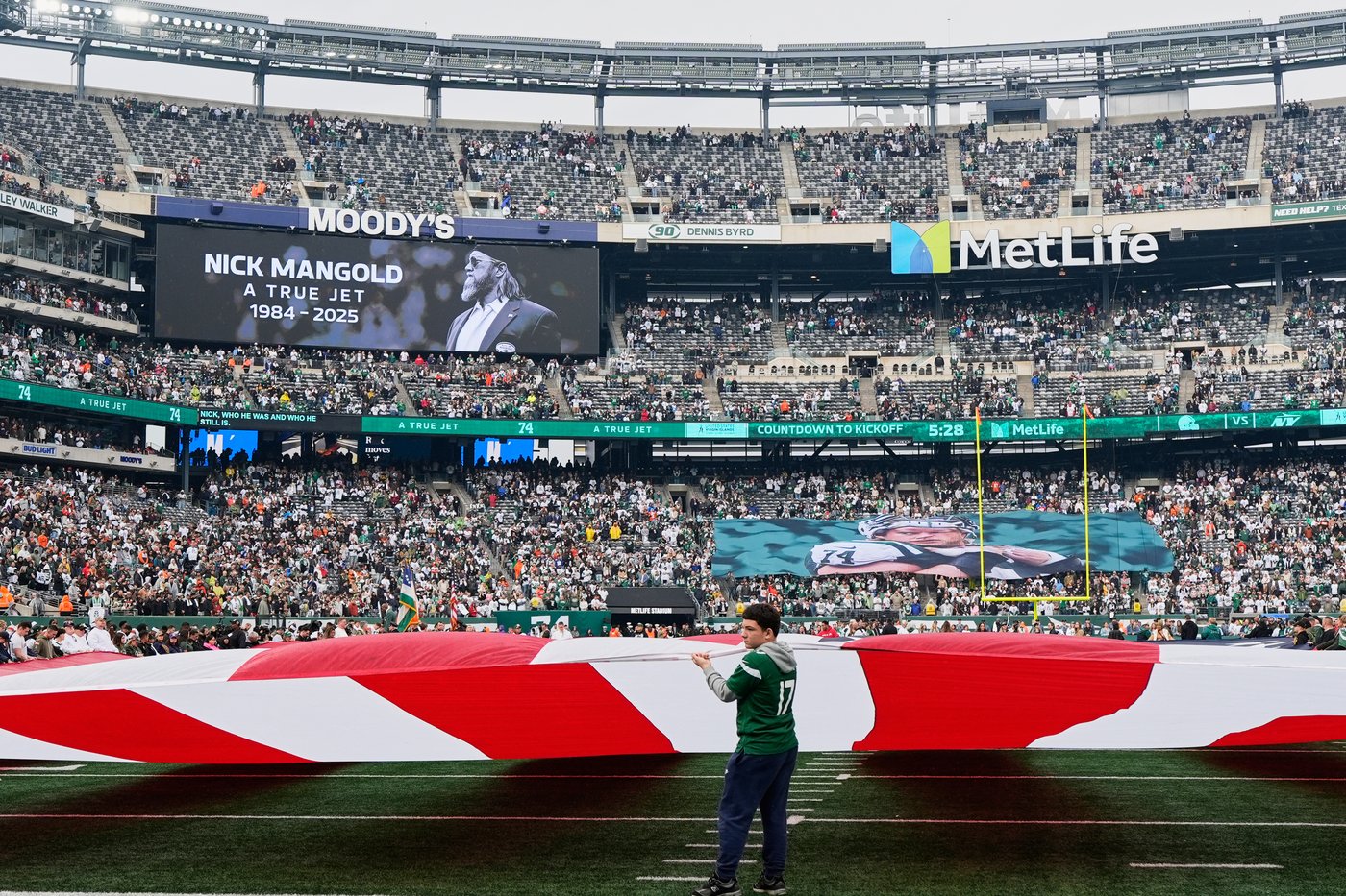 Jets honor late Nick Mangold with tribute before game against Browns | iNFOnews.ca Jets honor late Nick Mangold with tribute before game against Browns | iNFOnews.ca