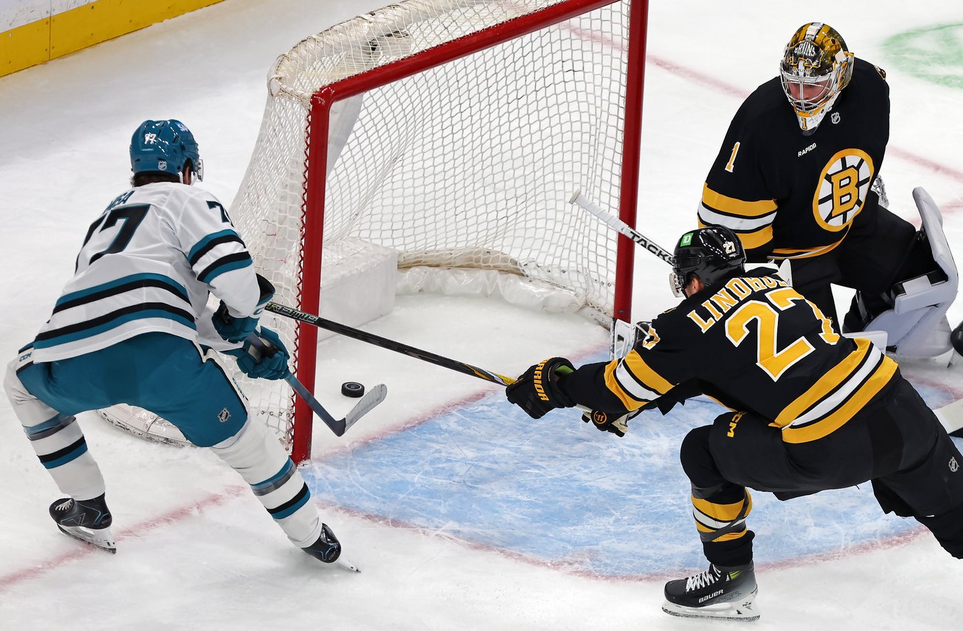 Bruins extend points streak to 8 games with 6-4 win over Sharks | iNFOnews.ca Bruins extend points streak to 8 games with 6-4 win over Sharks | iNFOnews.ca