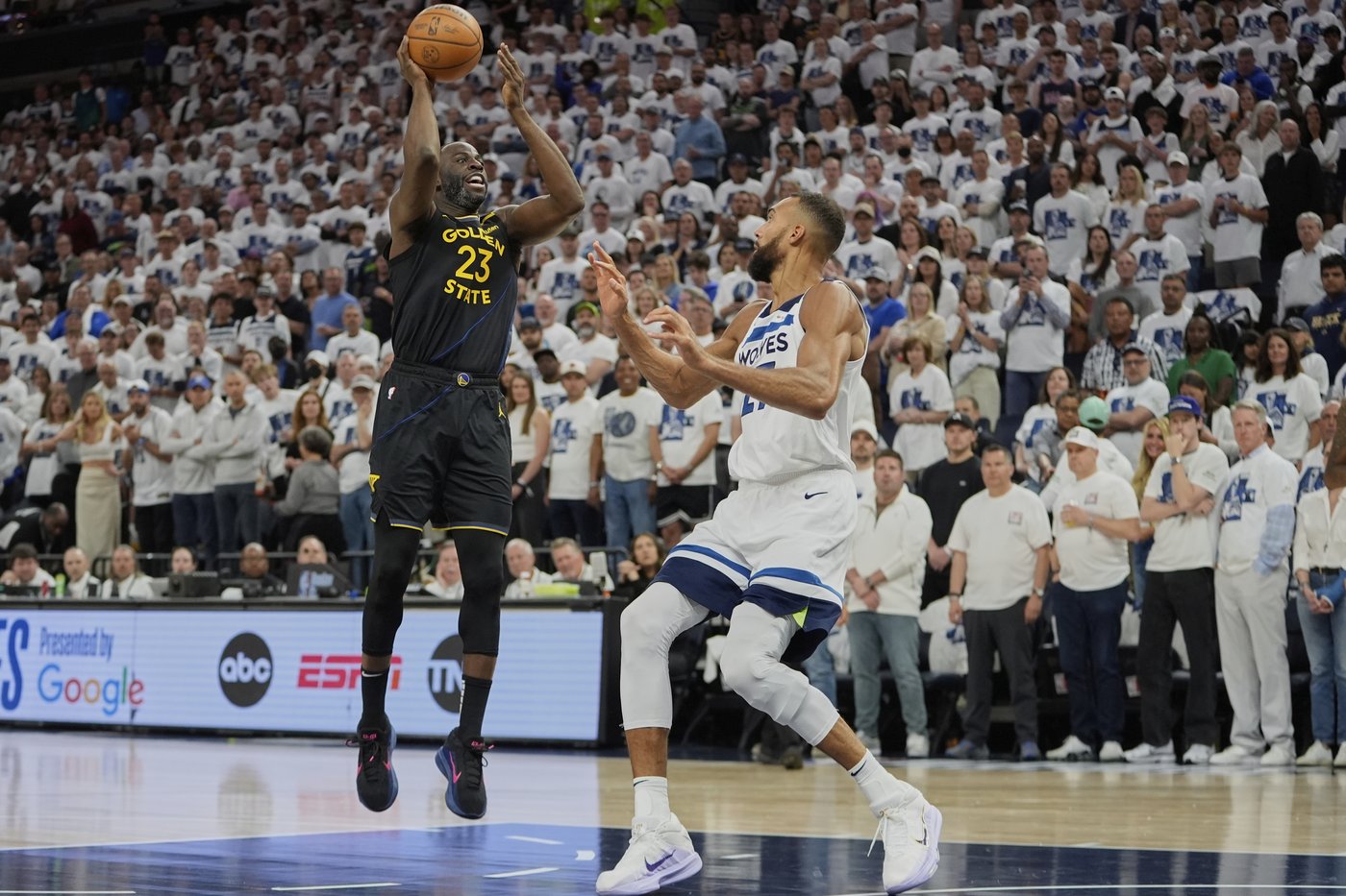 Warriors take Game 1 from cold-shooting Wolves 99-88 despite Curry's departure with hamstring strain | iNFOnews.ca
