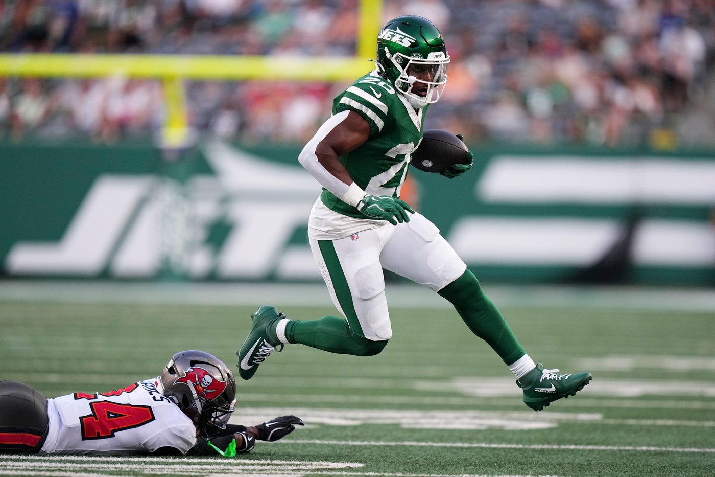 Jets running back Breece Hall sidelined 2-to-3 weeks with a groin strain, expected back for Week 1 | iNFOnews.ca