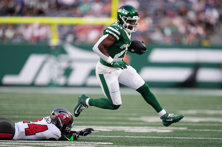 Jets running back Breece Hall sidelined 2-to-3 weeks with a groin strain, expected back for Week 1 | iNFOnews.ca