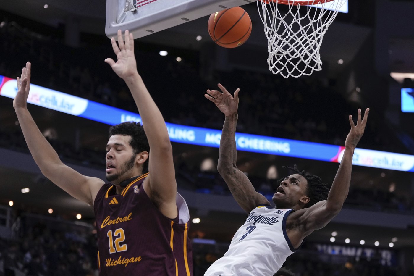Mitchell scores 17 as No. 15 Marquette outlasts Central Michigan 70-62 | iNFOnews.ca