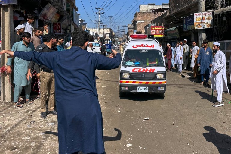 School roof collapse kills at least 18 people, injures more than 3 dozen in Pakistan | iNFOnews.ca