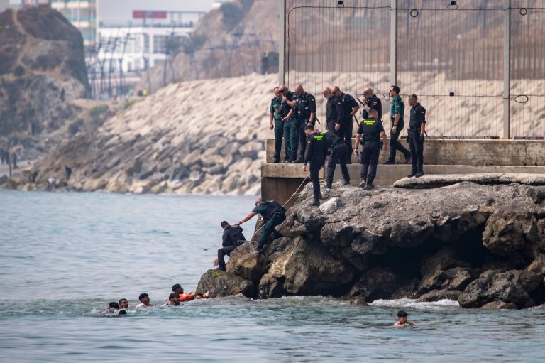 Ceuta asks Madrid to declare a national emergency as thousands cross into the Spanish territory | iNFOnews.ca