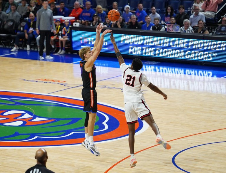 World's tallest teen dunks for first college field goal as No. 23 Florida routs Saint Francis | iNFOnews.ca