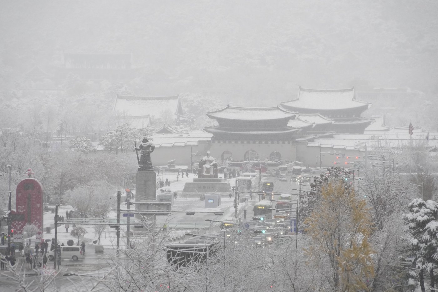 Worst November snowstorm in half century hits Seoul and grounds hundreds of airplane flights | iNFOnews.ca
