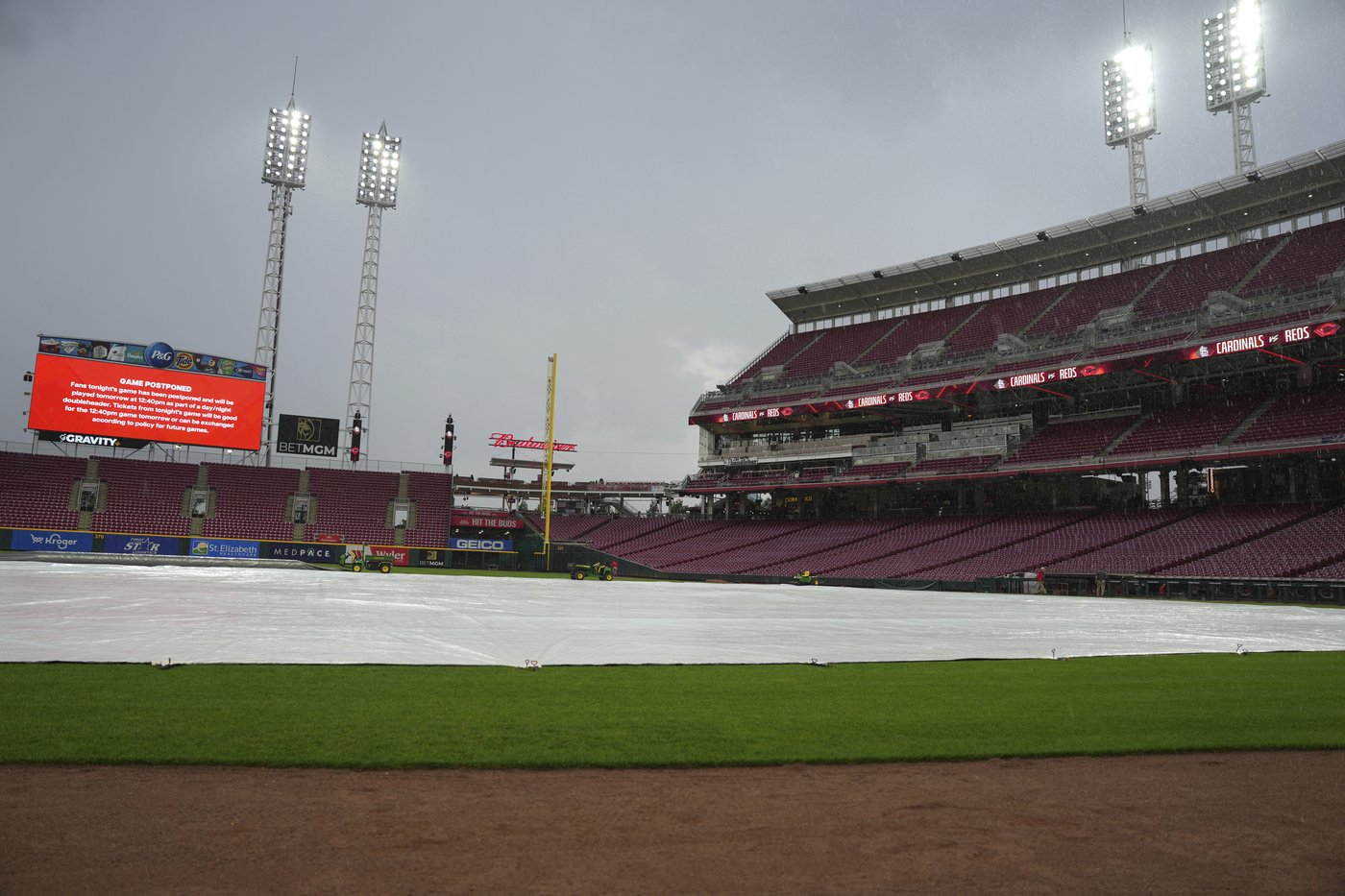 Cardinals-Reds game postponed due to inclement weather to be made up in Wednesday doubleheader | iNFOnews.ca
