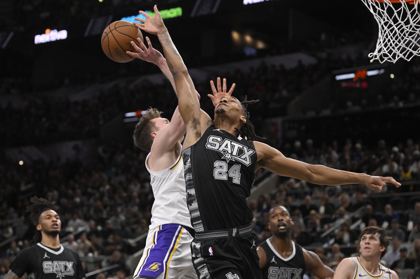 Anthony Davis, LeBron James lead Lakers past Spurs 120-115 to open NBA Cup title defense | iNFOnews.ca