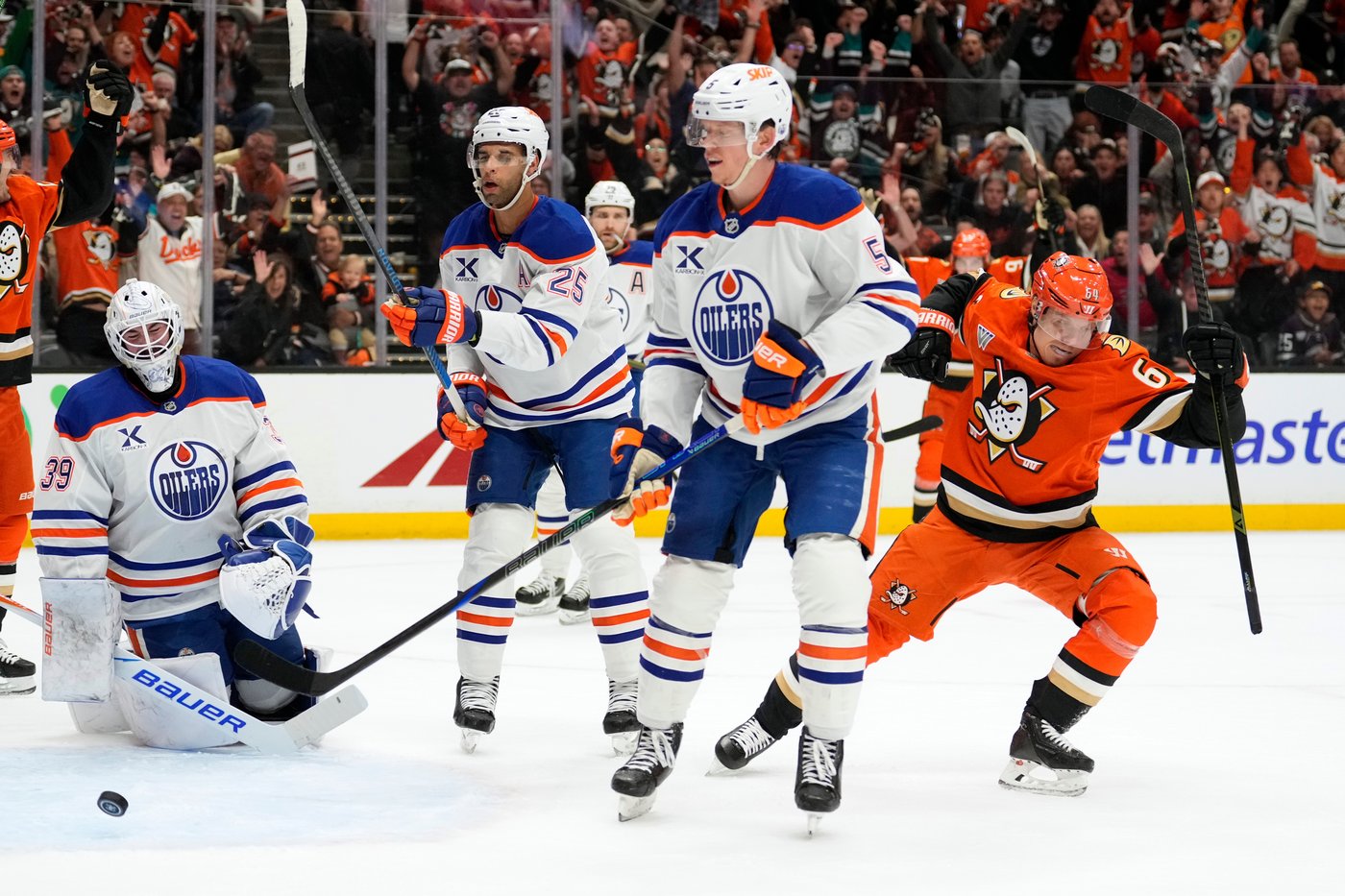 Ducks blast Oilers 7-4 in Game 3 in Anaheim's first home playoff game in 8 years | iNFOnews.ca