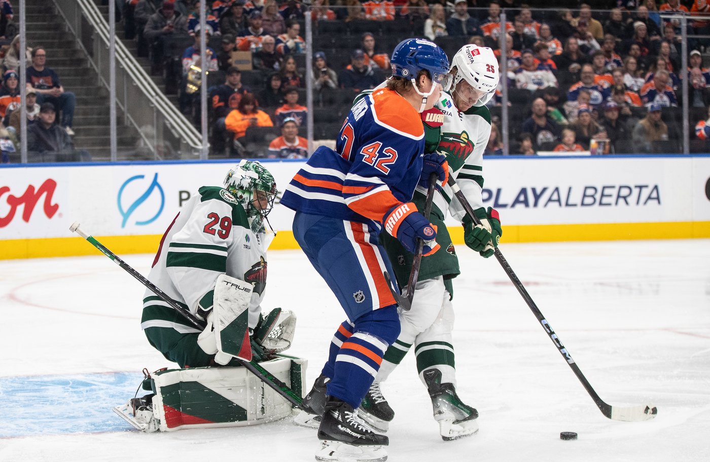 Fleury shrugs off early mishap to help Wild win in his 1,000th career start | iNFOnews.ca