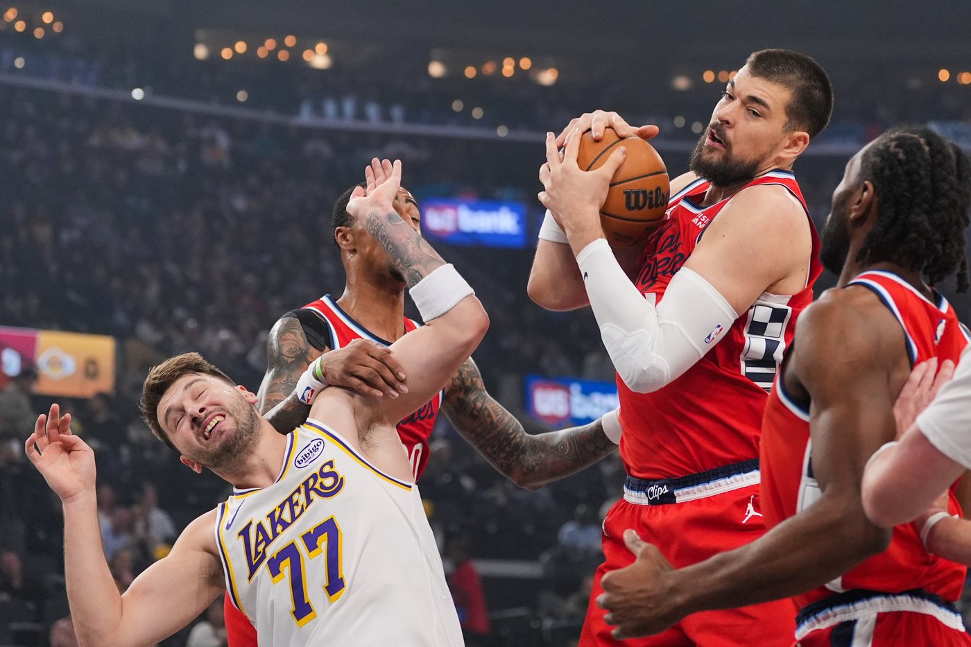Kawhi Leonard has season-high 32 points as Clippers beat Lakers 103-88 to snap 5-game skid | iNFOnews.ca Kawhi Leonard has season-high 32 points as Clippers beat Lakers 103-88 to snap 5-game skid | iNFOnews.ca