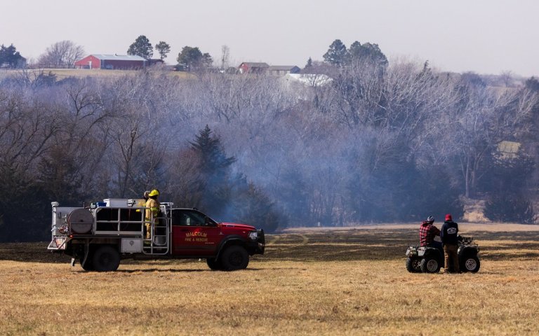 Snow and wind batter parts of US, with threat of thunderstorms and tornadoes starting later Sunday | iNFOnews.ca