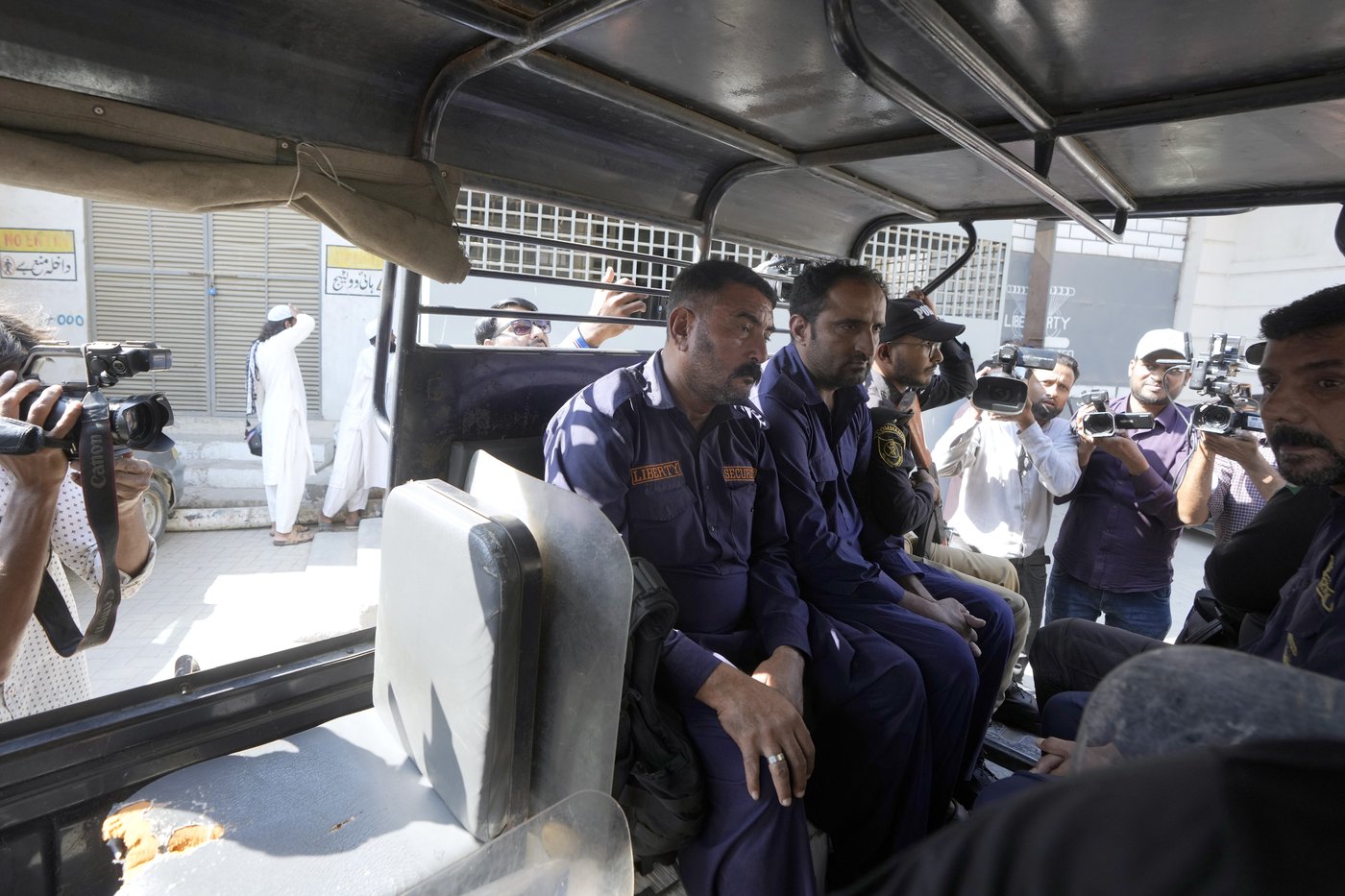 A Pakistani guard wounds 2 Chinese workers in Karachi | iNFOnews.ca