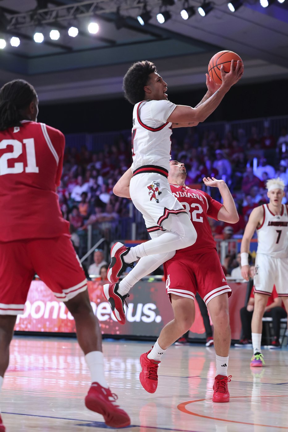 Louisville scores 52 second-half points to race past No. 14 Indiana 89-61 in the Battle 4 Atlantis | iNFOnews.ca