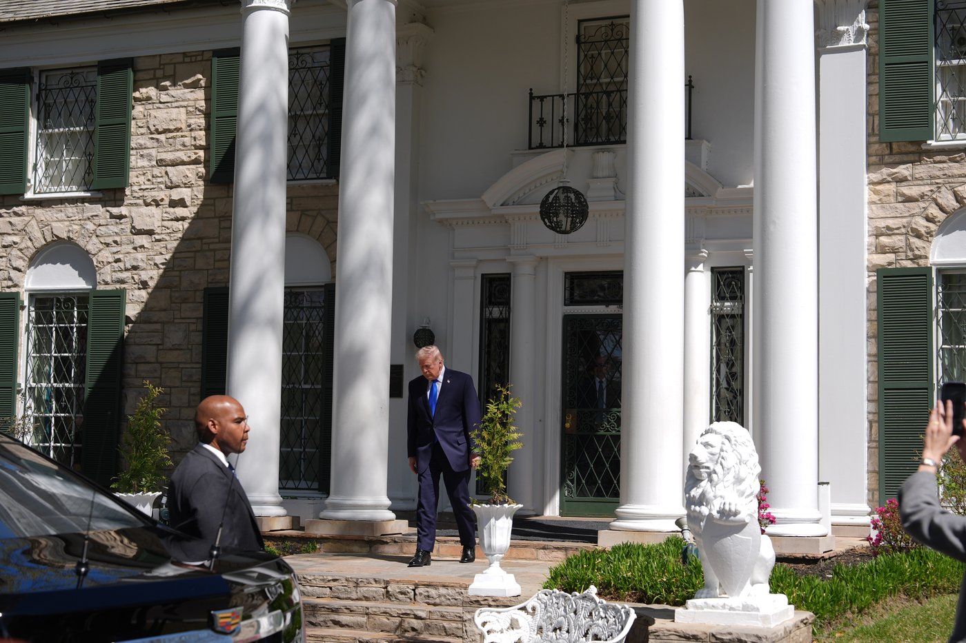 Trump makes a detour to Elvis Presley's Graceland in Memphis during Iran war and airport turmoil | iNFOnews.ca Trump makes a detour to Elvis Presley's Graceland in Memphis during Iran war and airport turmoil | iNFOnews.ca