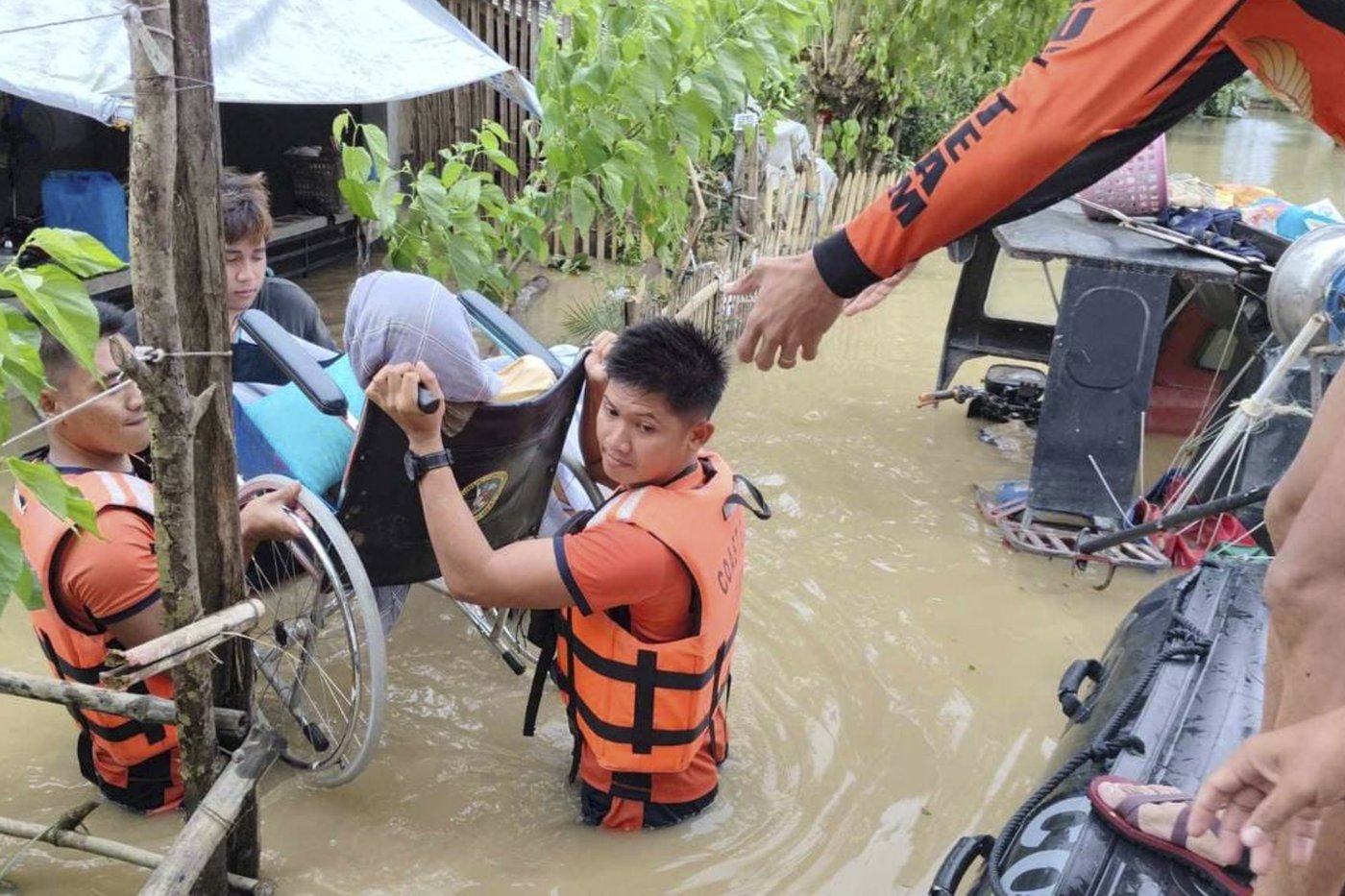Tropical storm battering Philippines leaves at least 24 people dead in flooding and landslides | iNFOnews.ca