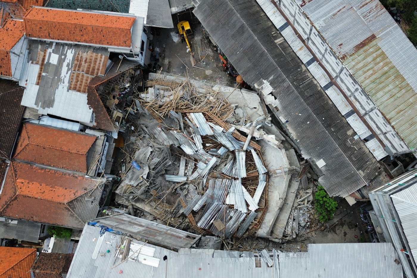 Photos from the collapse of an Islamic school building in Indonesia | iNFOnews.ca