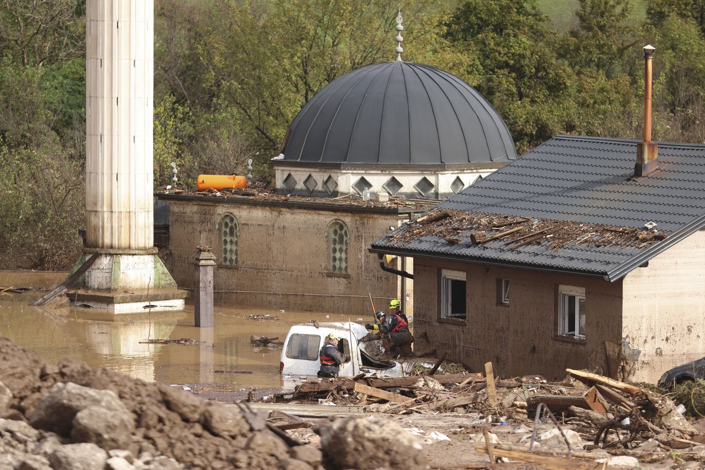 Rescue teams search for missing after floods, landslides kill at least 16 in Bosnia | iNFOnews.ca