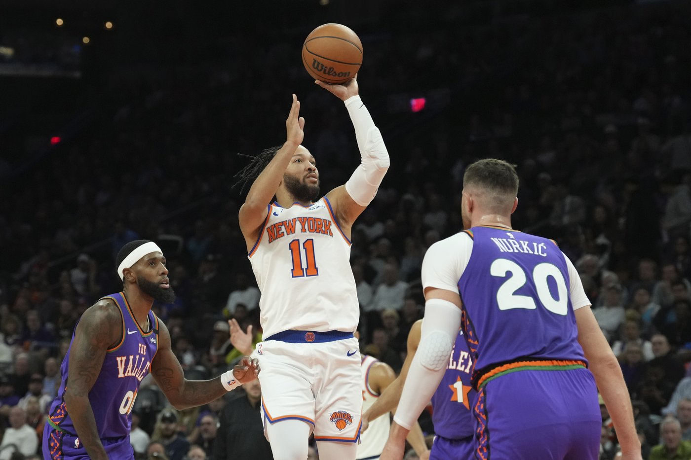 Brunson scores 36, Towns adds 34 as Knicks beat Suns 138-122 for 4th straight win | iNFOnews.ca