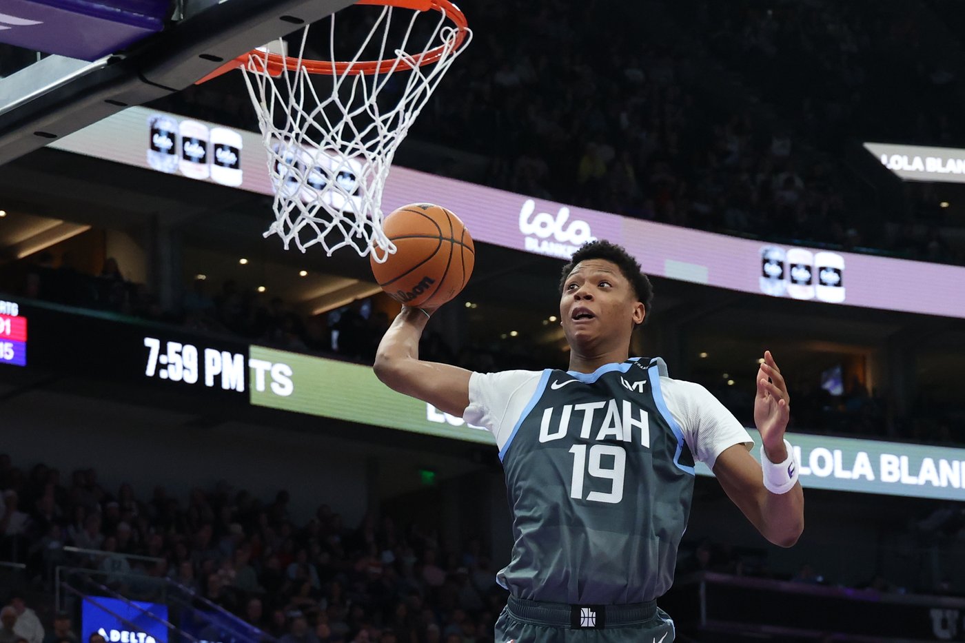 Barrett leads hot-shooting Raptors to 143-127 victory over Jazz | iNFOnews.ca