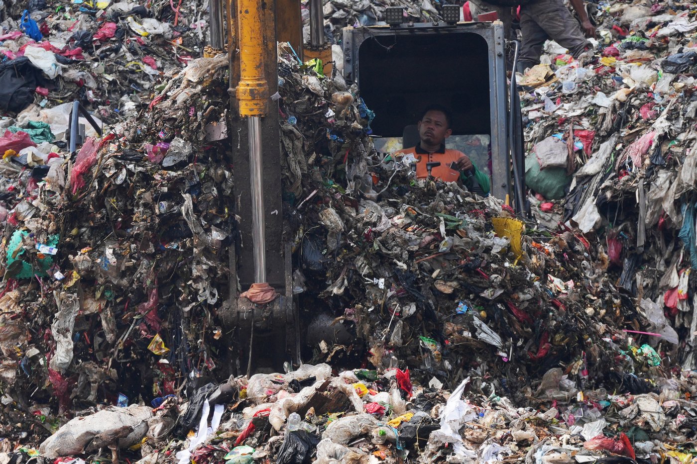 As Indonesia cuts methane emissions, life atop a mountain of garbage begins to change | iNFOnews.ca