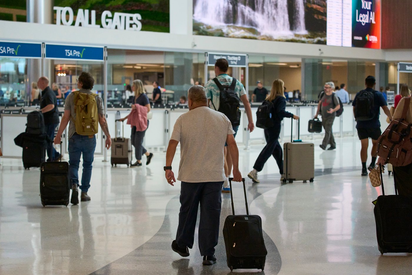 Push to rename Nashville airport for Dolly Parton gets a boost from Tennessee's governor | iNFOnews.ca Push to rename Nashville airport for Dolly Parton gets a boost from Tennessee's governor | iNFOnews.ca