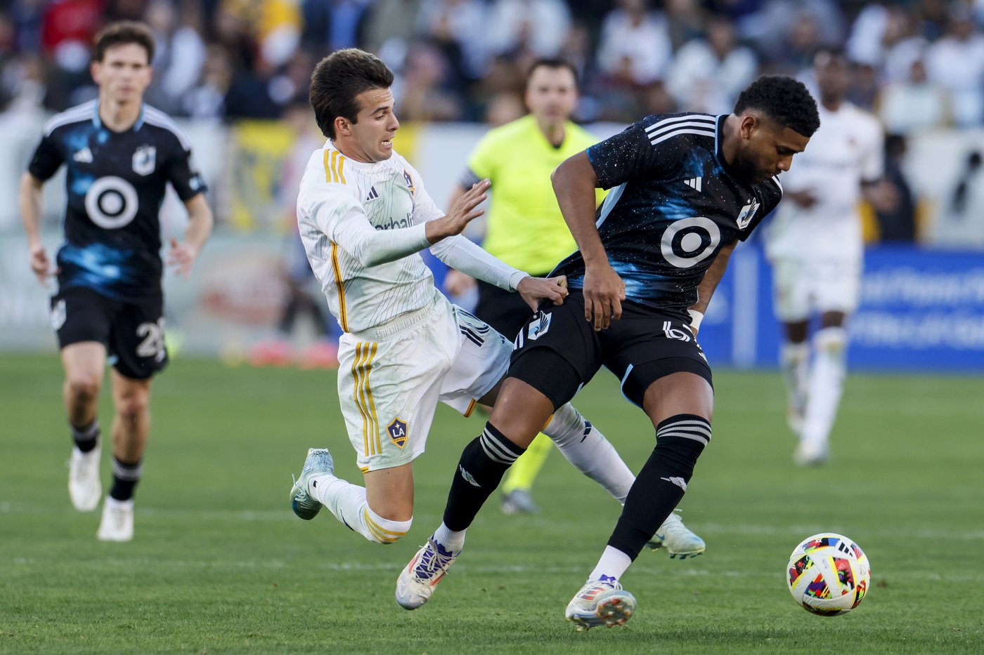 Pec, Paintsil, Joveljic each score 2 goals, Galaxy beat Minnesota 6-2, advance to conference finals | iNFOnews.ca