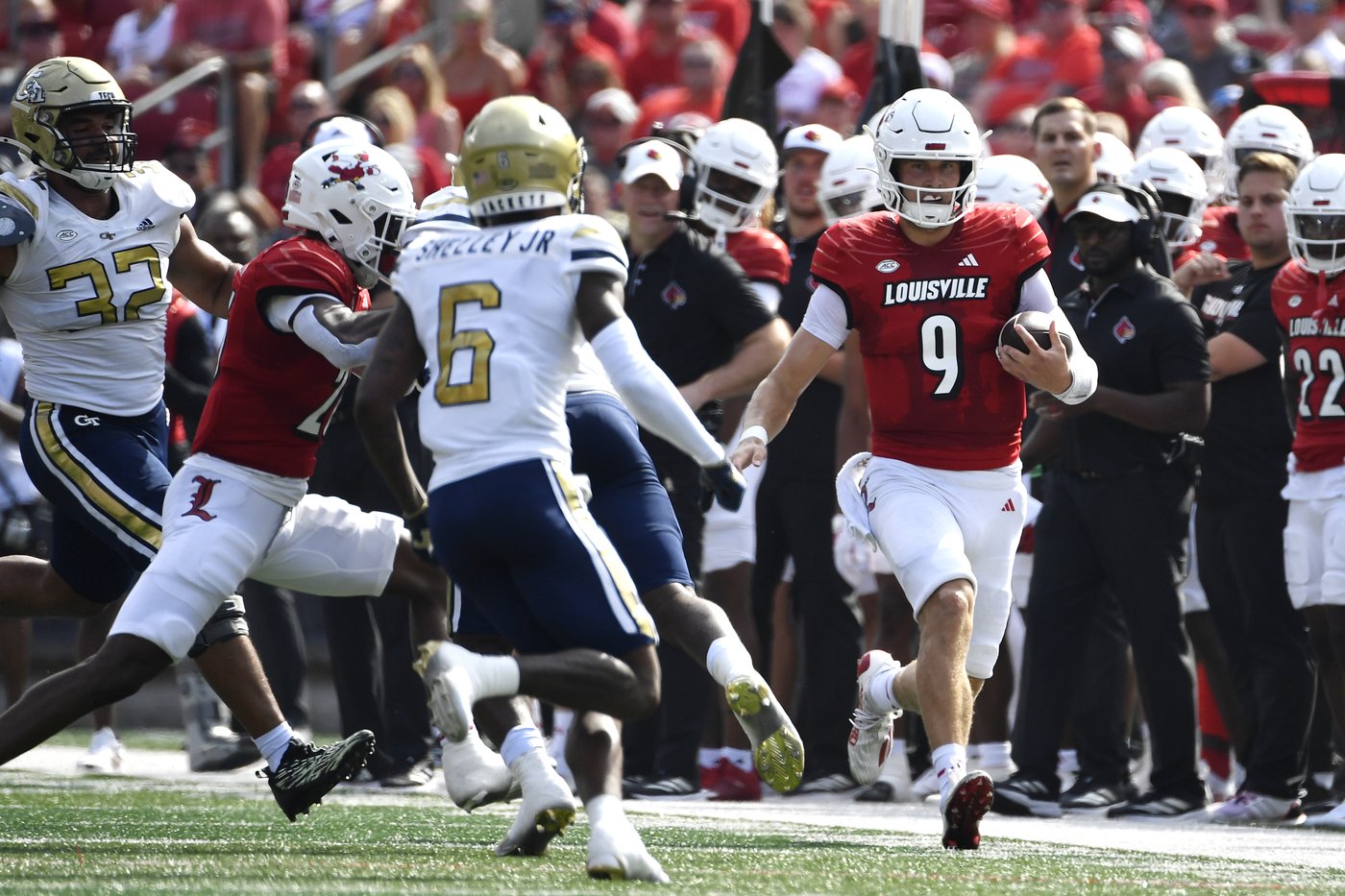 Brooks, Holloway come up big in second half to help No. 19 Louisville outlast Georgia Tech 31-19 | iNFOnews.ca